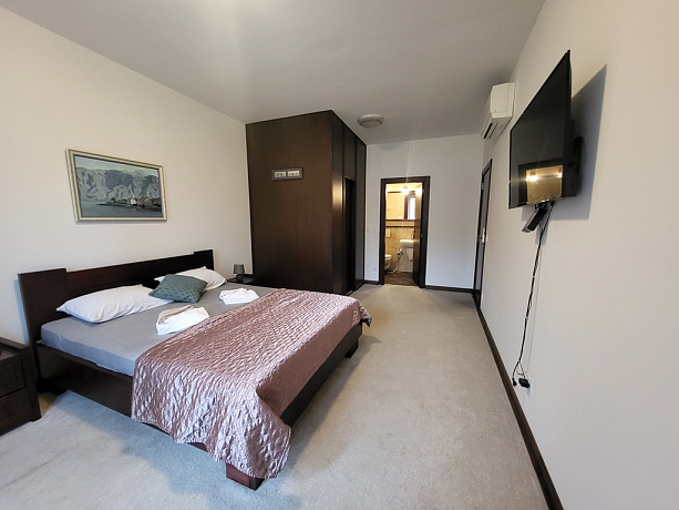Квартира с тремя спальными комнатами и видом на море, с бассейном
